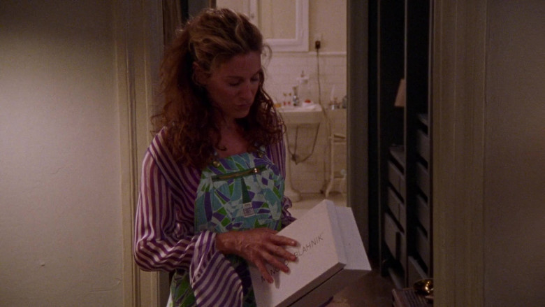 Manolo Blahnik Shoe Box Held by Sarah Jessica Parker as Carrie Bradshaw in Sex and the City S03E17 TV Show (1)