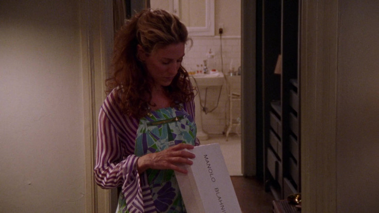 Manolo Blahnik Shoe Box Held by Sarah Jessica Parker as Carrie Bradshaw in Sex and the City S03E17 TV Show (2)