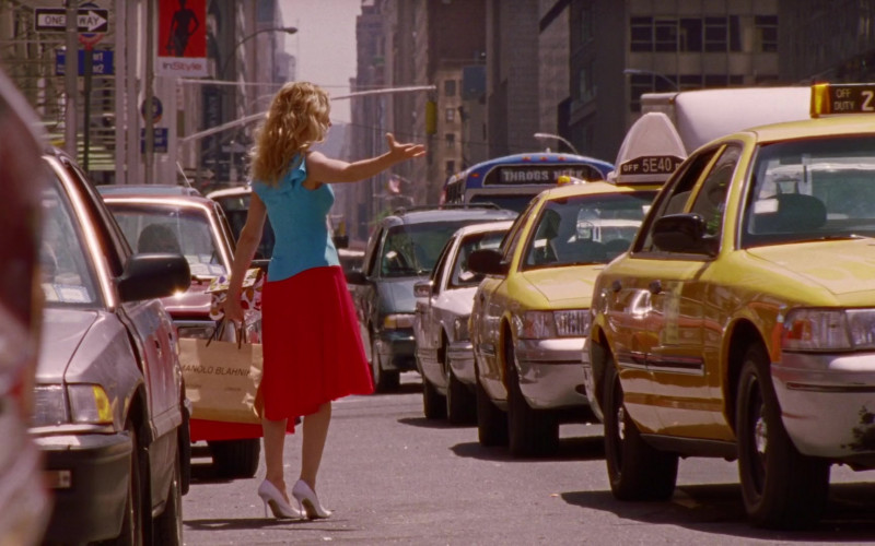 Manolo Blahnik Store Paper Bag Held by Sarah Jessica Parker as Carrie Bradshaw in Sex and the City S04E12 (1)