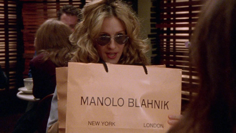 Manolo Blahnik high-end shoe brand store bag held by Sarah Jessica Parker as Carrie Bradshaw in Sex and the City S03E03 (2)