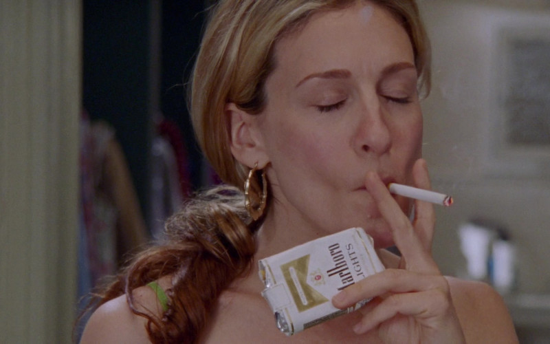 Marlboro Lights Cigarettes of Sarah Jessica Parker as Carrie Bradshaw in Sex and the City S03E10 All or Nothing 2000 TV Show (2)