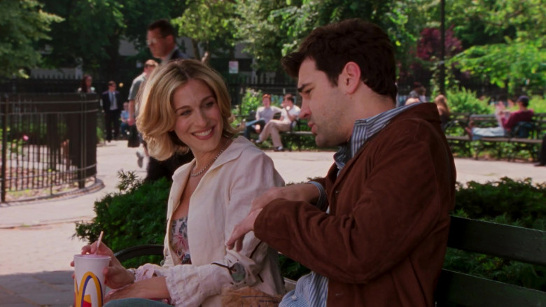 McDonald's Drink and Fast Food Enjoyed by Carrie Bradshaw (Sarah Jessica Parker) in Sex and the City S05E05 TV Show 2002 (2)