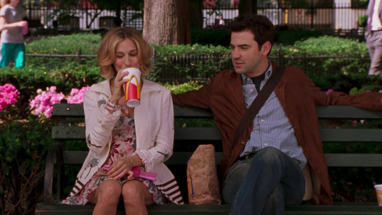 McDonald’s Drink and Fast Food Enjoyed by Carrie Bradshaw (Sarah Jessica Parker) in Sex and the City S05E05 TV Show 2002 (3)