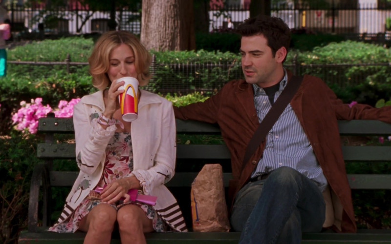 McDonald's Drink and Fast Food Enjoyed by Carrie Bradshaw (Sarah Jessica Parker) in Sex and the City S05E05 TV Show 2002 (3)