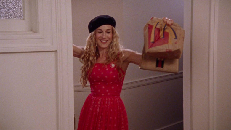 McDonald's Fast Food Held by Sarah Jessica Parker as Carrie Bradshaw in Sex and the City S02E12 TV Show (1)