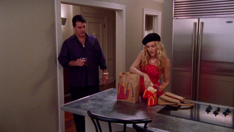 McDonald's Fast Food Held by Sarah Jessica Parker as Carrie Bradshaw in Sex and the City S02E12 TV Show (2)