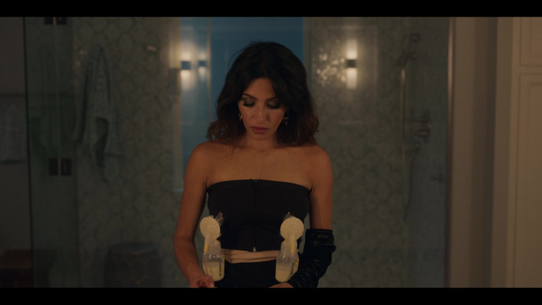 Medela Pump in Style Advanced Double Electric Breast Pump of Sarah Shahi as Billie Connelly in Sex Life S01E02 TV Show 2021 (2)