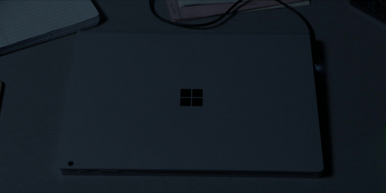 Microsoft Surface Laptop in Batwoman S02E17 Kane, Kate (2021)