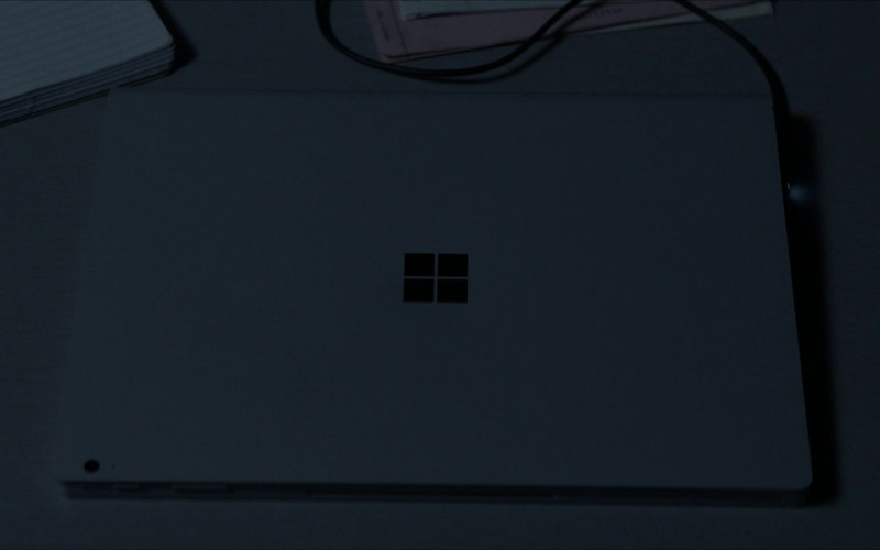 Microsoft Surface Laptop in Batwoman S02E17 Kane, Kate (2021)