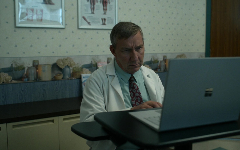 Microsoft Surface Laptop in Kevin Can Fk Himself S01E02 New Tricks (2021)
