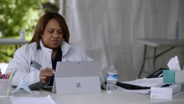 Microsoft Surface Tablets Used by Doctors in Grey’s Anatomy S17E17 Someone Saved My Life Tonight (2)