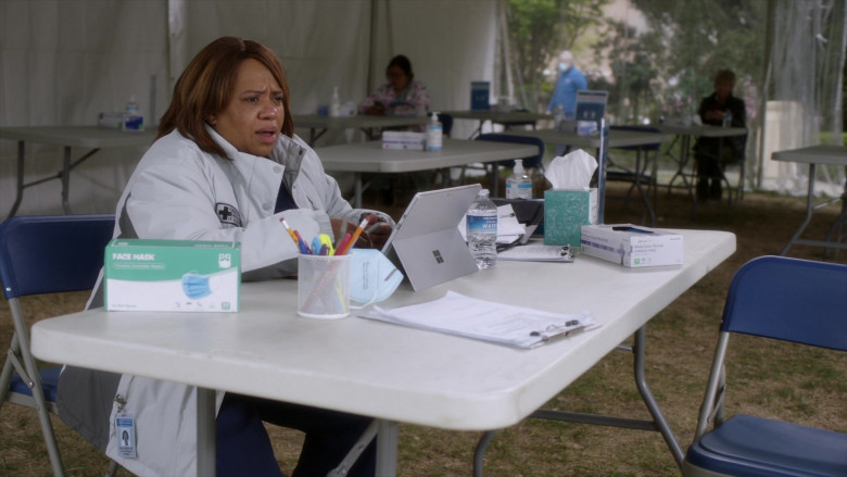 Microsoft Surface Tablets Used by Doctors in Grey’s Anatomy S17E17 Someone Saved My Life Tonight (3)