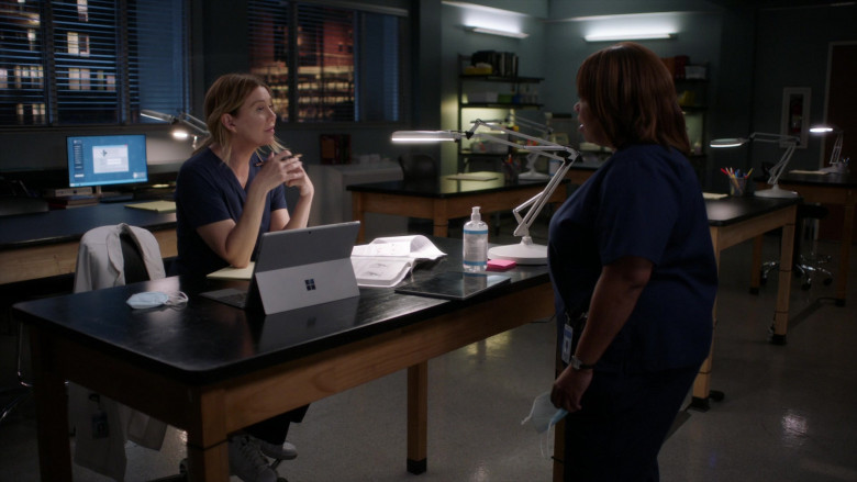 Microsoft Surface Tablets Used by Doctors in Grey’s Anatomy S17E17 Someone Saved My Life Tonight (5)