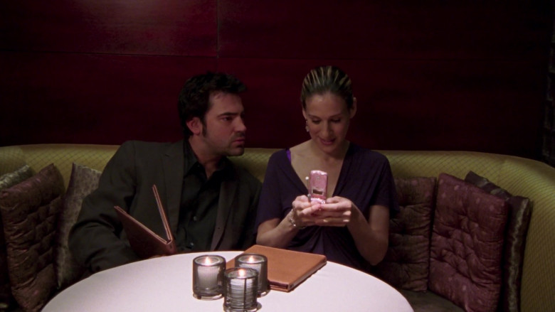 Motorola Pink Flip Cell Phone of Sarah Jessica Parker as Carrie Bradshaw in Sex and the City S06E06 TV Show (1)
