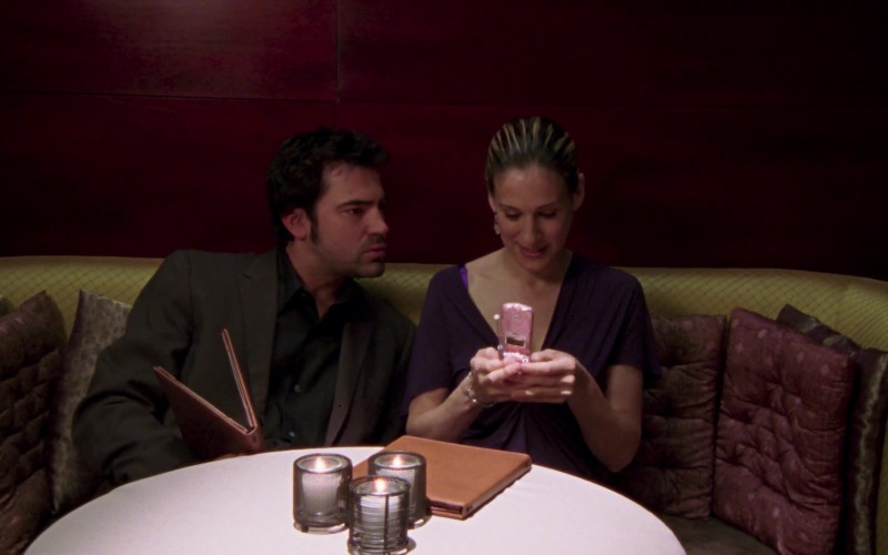Motorola Pink Flip Cell Phone of Sarah Jessica Parker as Carrie Bradshaw in Sex and the City S06E06 TV Show (1)