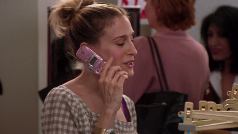 Motorola Pink Flip Cell Phone of Sarah Jessica Parker as Carrie Bradshaw in Sex and the City S06E06 TV Show (2)