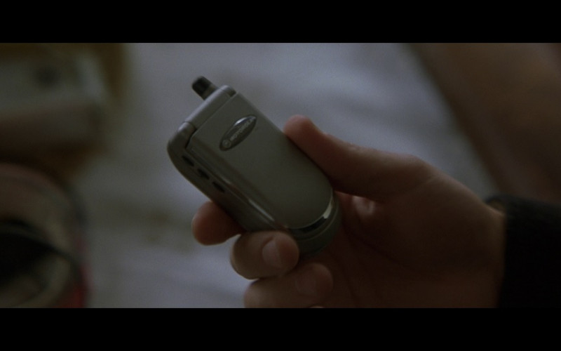 Motorola mobile phone in The Bourne Identity (2002)