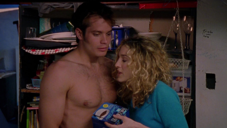 Mr. Coffee Pods Held by Sarah Jessica Parker as Carrie Bradshaw in Sex and the City S01E04 Valley of the Twenty-Something Guys (1998)