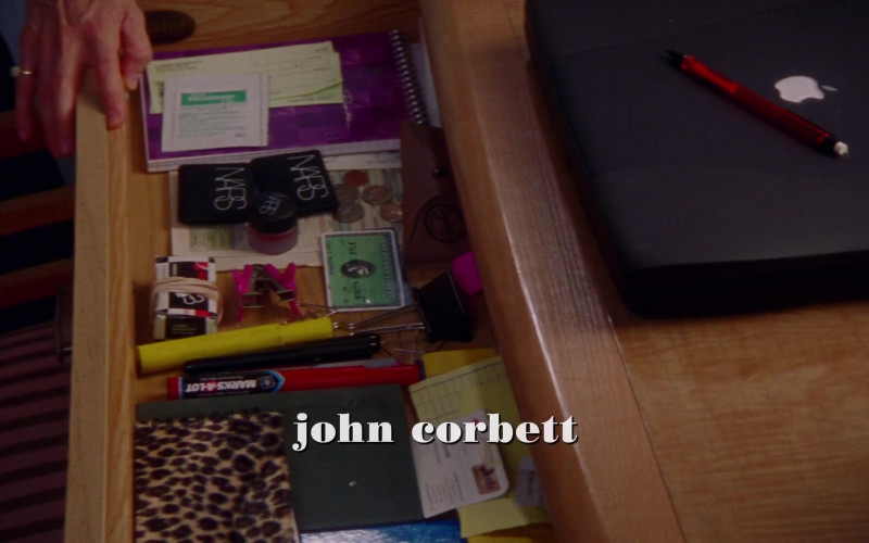 NARS Cosmetics, Avery Marks-A-Lot Permanent Marker and Apple Powerbook Laptop in Sex and the City S03E07 "Drama Queens" (2000)