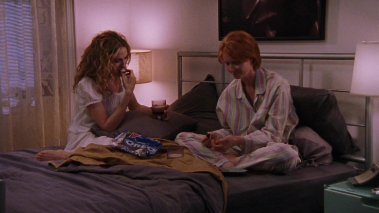 Nabisco Oreo Sandwich Cookies Enjoyed by Sarah Jessica Parker as Carrie Bradshaw in Sex and the City S04E05 TV Show (1