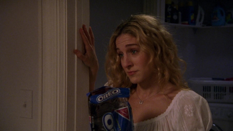 Nabisco Oreo Sandwich Cookies Enjoyed by Sarah Jessica Parker as Carrie Bradshaw in Sex and the City S04E05 TV Show (1)