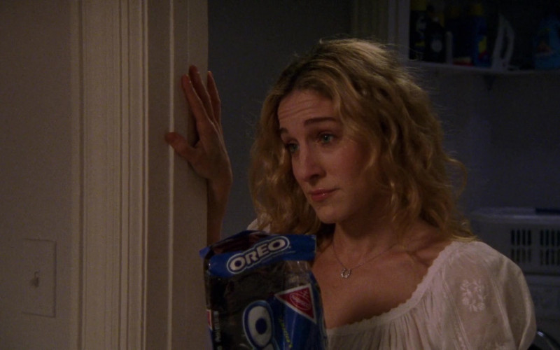 Nabisco Oreo Sandwich Cookies Enjoyed by Sarah Jessica Parker as Carrie Bradshaw in Sex and the City S04E05 TV Show (1)