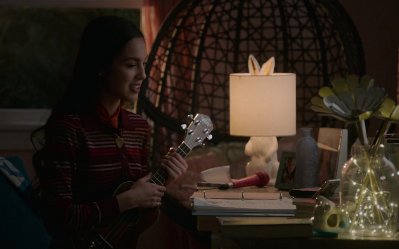 Oscar Schmidt Ukulele in High School Musical: The Musical: The Series S02E07 "The Field Trip" (2021)