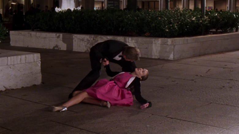 Oscar de la Renta Dress of Sarah Jessica Parker as Carrie Bradshaw in Sex and the City S06E14 TV Show (3)