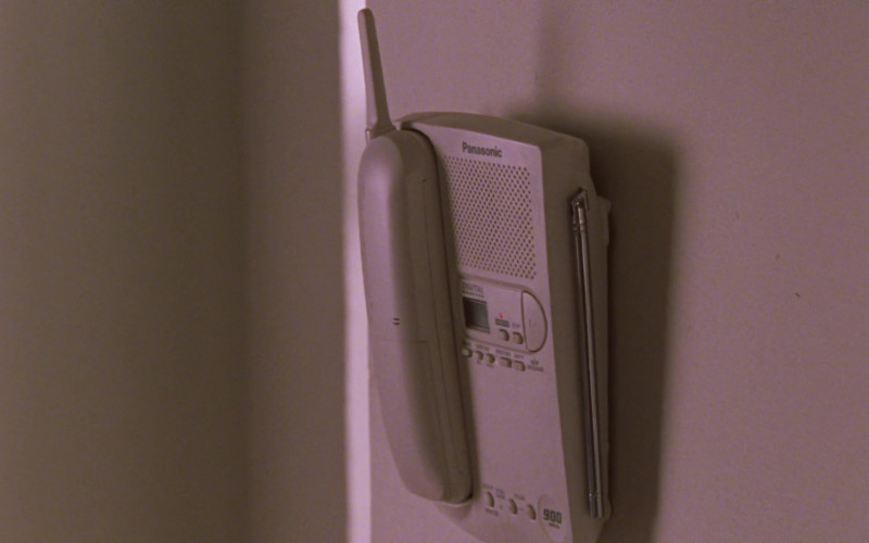 Panasonic Telephone in Sex and the City S05E01 Anchors Away (2002)