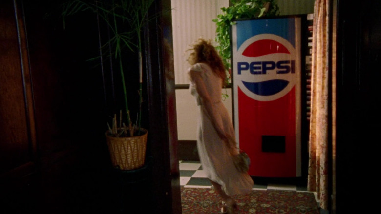 Pepsi Vending Machine in Sex and the City S03E11 Running with Scissors 2000 TV Show (2)