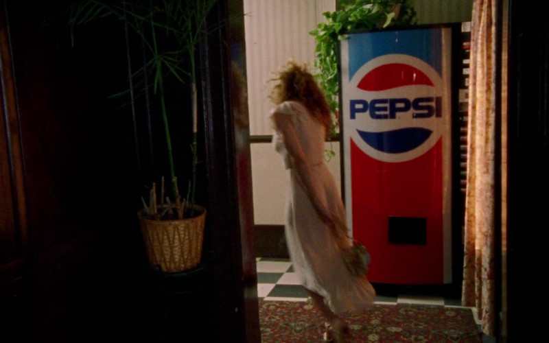 Pepsi Vending Machine in Sex and the City S03E11 Running with Scissors 2000 TV Show (2)