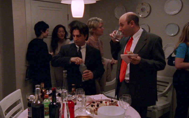 Pepsi and 7up Soda Drinks in Sex and the City S03E02 Politically Erect (2000)