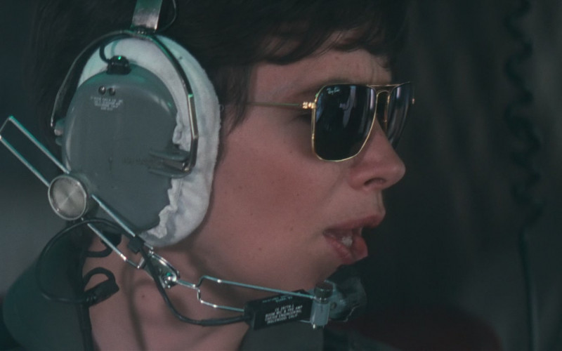 Ray-Ban Aviator Sunglasses of Janine Turner as Jessica Deighan in Cliffhanger 1993 Movie (2)