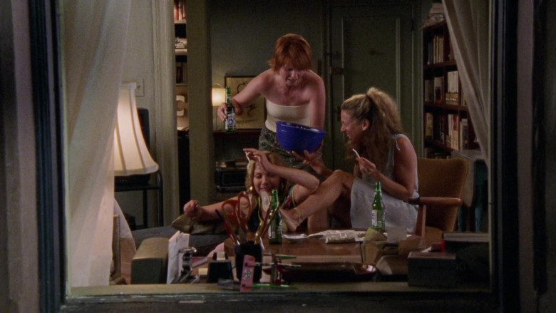 Rolling Rock Beer Enjoyed by Kim Cattrall as Samantha Jones, Cynthia Nixon as Miranda Hobbes and Sarah Jessica Parker as Carrie Bradshaw in Sex and the City S03E15 TV Series (2)