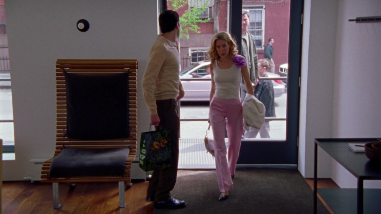 Roots Store Bags Held by Actors in Sex and the City S03E05 TV Show (2)
