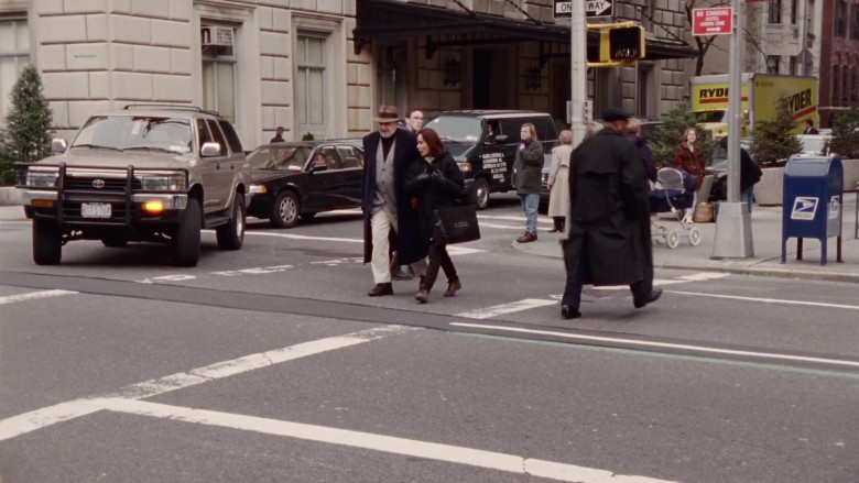 Ryder Rental Truck in Sex and the City S02E01 Take Me Out to the Ballgame (1999)
