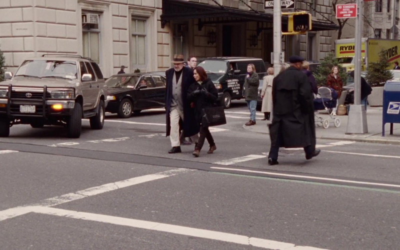 Ryder Rental Truck in Sex and the City S02E01 Take Me Out to the Ballgame (1999)
