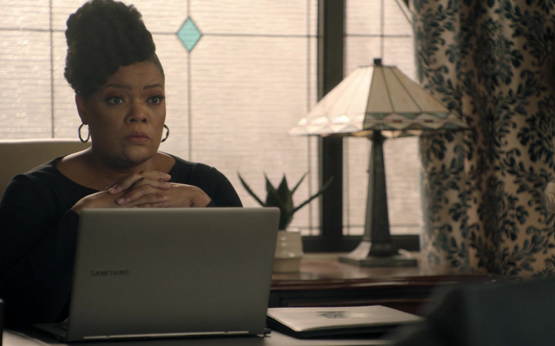 Samsung Laptop Used by Yvette Nicole Brown as Sherilyn Thomas in Big Shot S01E08 Everything to Me (2021)