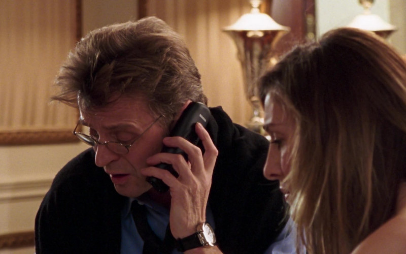 Siemens Mobile Phone of Mikhail Baryshnikov as Aleksandr Petrovsky in Sex and the City S06E19 An American Girl In Paris (Part Une) (2004)