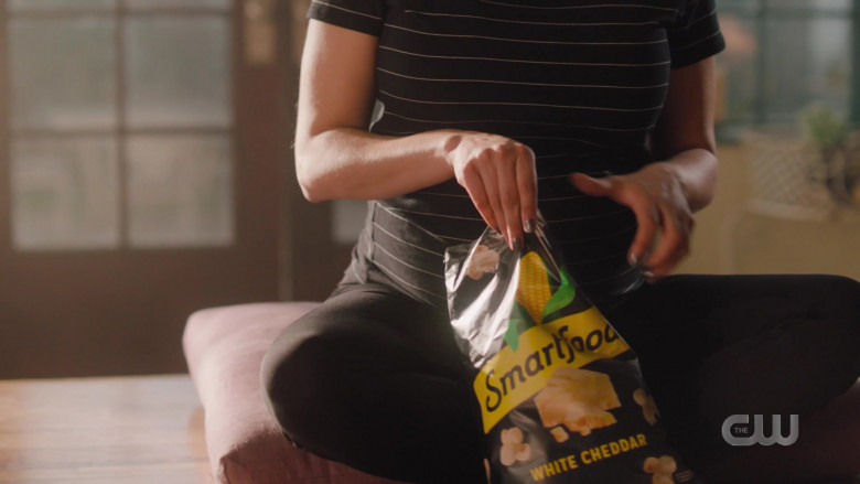 Smartfood White Cheddar Flavored Popcorn in Charmed S03E15 TV Show (1)