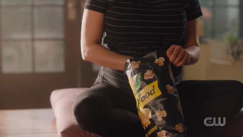 Smartfood White Cheddar Flavored Popcorn in Charmed S03E15 TV Show (2)