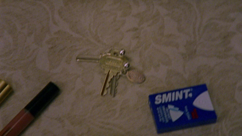 Smint Breath Mints in Sex and the City S04E01 The Agony and the ‘Ex'-tacy (2001)