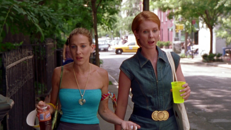 Snapple Drink Enjoyed by Sarah Jessica Parker as Carrie Bradshaw in Sex and the City S04E13 TV Show 2002 (2)