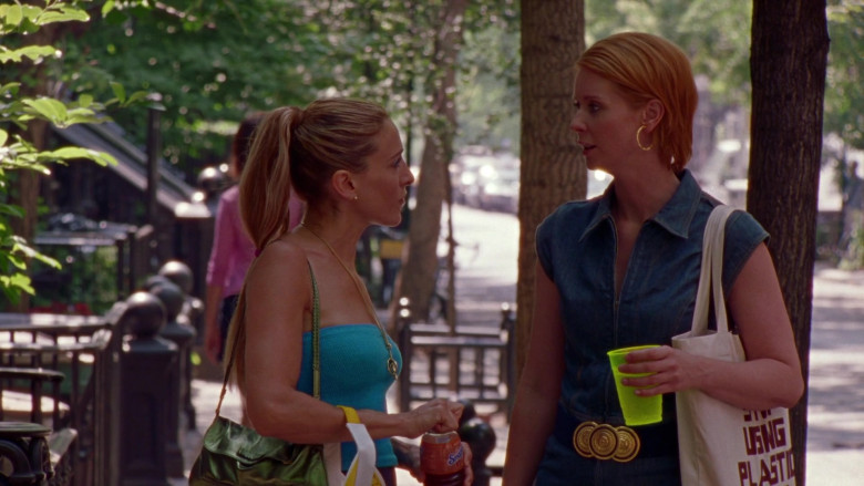 Snapple Drink Enjoyed by Sarah Jessica Parker as Carrie Bradshaw in Sex and the City S04E13 TV Show 2002 (3)