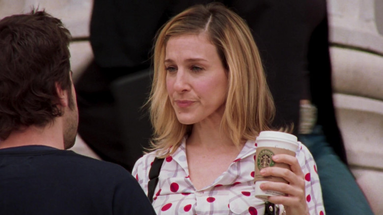 Starbucks Coffee Enjoyed by Carrie Bradshaw (Sarah Jessica Parker) in Sex and the City S06E06 Hop, Skip, and a Week (2003)