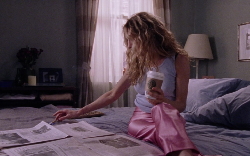 Starbucks Coffee Enjoyed by Sarah Jessica Parker as Carrie Bradshaw in Sex and the City S02E04 TV Series 1999 (1)