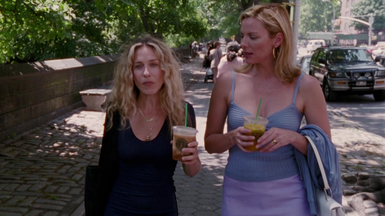 Starbucks Cold Coffee Drinks Enjoyed by Sarah Jessica Parker as Carrie Bradshaw & Kim Cattrall as Samantha Jones in Sex and the City S02E08 TV Show 1999 (1)