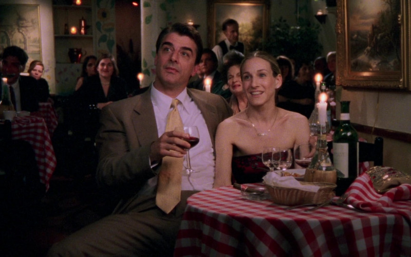 Sterling Wine Enjoyed by Sarah Jessica Parker as Carrie Bradshaw & Chris Noth as Mr. Big in Sex and the City S02E08 TV Series 1999 (1)