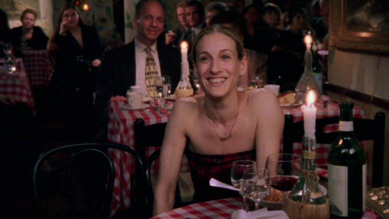 Sterling Wine Enjoyed by Sarah Jessica Parker as Carrie Bradshaw & Chris Noth as Mr. Big in Sex and the City S02E08 TV Series 1999 (2)