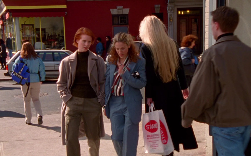 Strand Book Store Bag in Sex and the City S03E02 Politically Erect (2000)